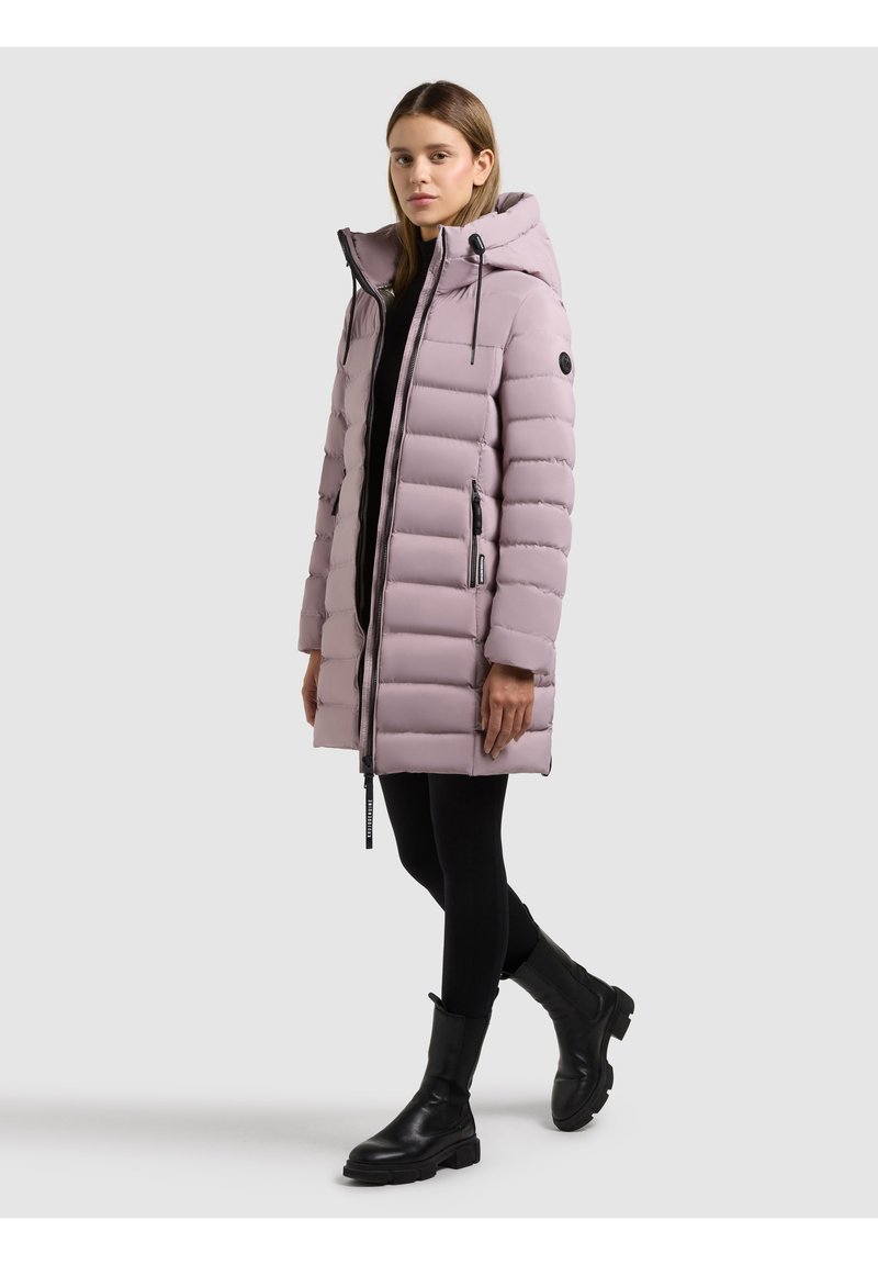 Lichtroze gewatteerde jas met capuchon, ritssluiting aan de voorkant en zijzakken; heeft een doorgestikt ontwerp en zwarte hardware accenten.