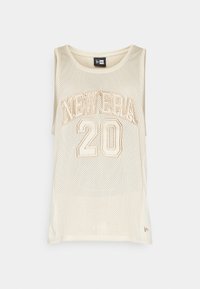 Débardeur en maille de couleur crème avec le texte "NEW ERA" et le numéro "20" en typographie beige. Encolure plongeante, sans manches.