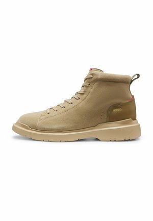 Hellbrauner Velour-Hochtop-Sneaker mit Schnürung vorne, strukturierter beigefarbener Sohle, gebrandetem braunem Fersenpanel und Zuglasche hinten.