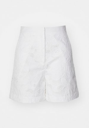 Pantaloni corti bianchi con una texture in pizzo floreale, caratterizzati da una vita liscia e un taglio dritto. Il design mette in evidenza intricati motivi di foglie e fiori.