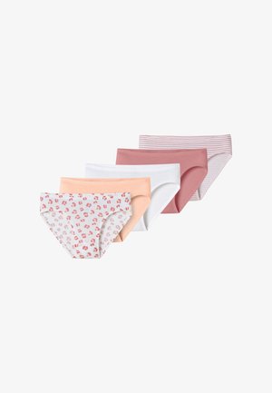 Vijf paren katoenen slips: één witte, één perzikkleurige, één effen roze, één met roze strepen en één met een bloemenpatroon in roze en rood.