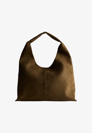 Bruine gestructureerde hobo-stijl handtas met een brede opening en een zachte, slappe vormgeving op een witte achtergrond.