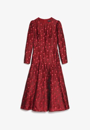 Rochie din satin roșu cu broderie florală, mâneci lungi bufante, gât rotund și fustă în volane. Închidere cu fermoar în spate, textură ușoară.