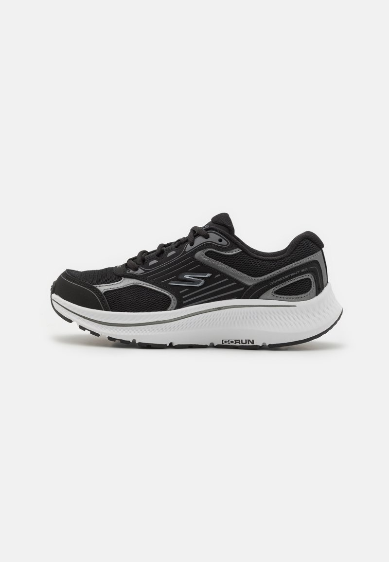 Sneaker sportivo nero con tomaia in rete, accenti grigi, dettagli riflettenti e suola bianca curva. Presenta lacci e pannelli laterali testurizzati.