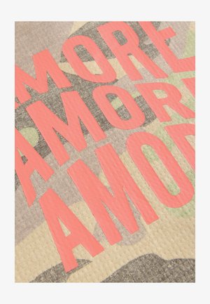 Textil s nápisem "MORE AMORE" tučným růžovým písmem, umístěným na texturovaném béžovém pozadí s maskáčovými vzory v zelené a šedé barvě.