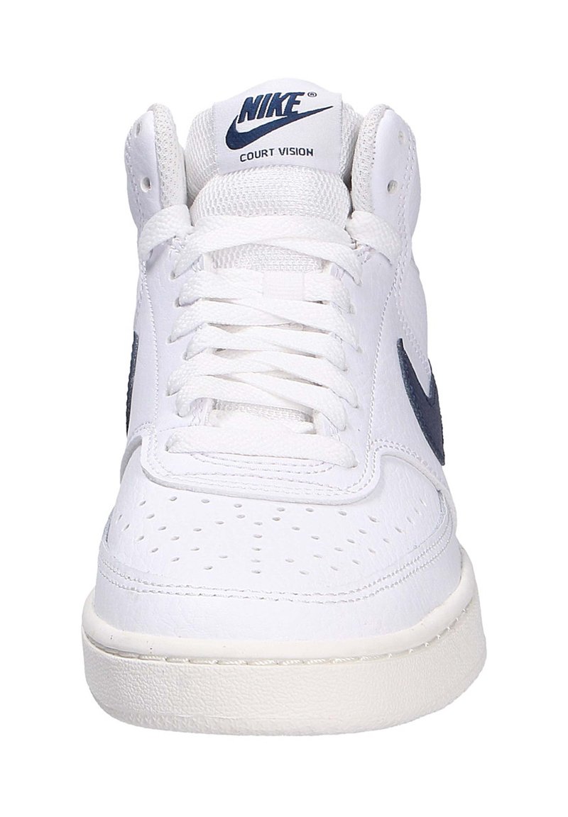 Sneakers Nike Court Vision in pelle bianca con accenti navy. Presentano un design perforato, lacci piatti e una linguetta imbottita per il comfort.