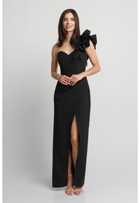Czarna wieczorowa suknia z usztywnianym gorsetem, asymetrycznym detalem falbany na jednym ramieniu, rozcięciem do uda oraz gładką teksturą.