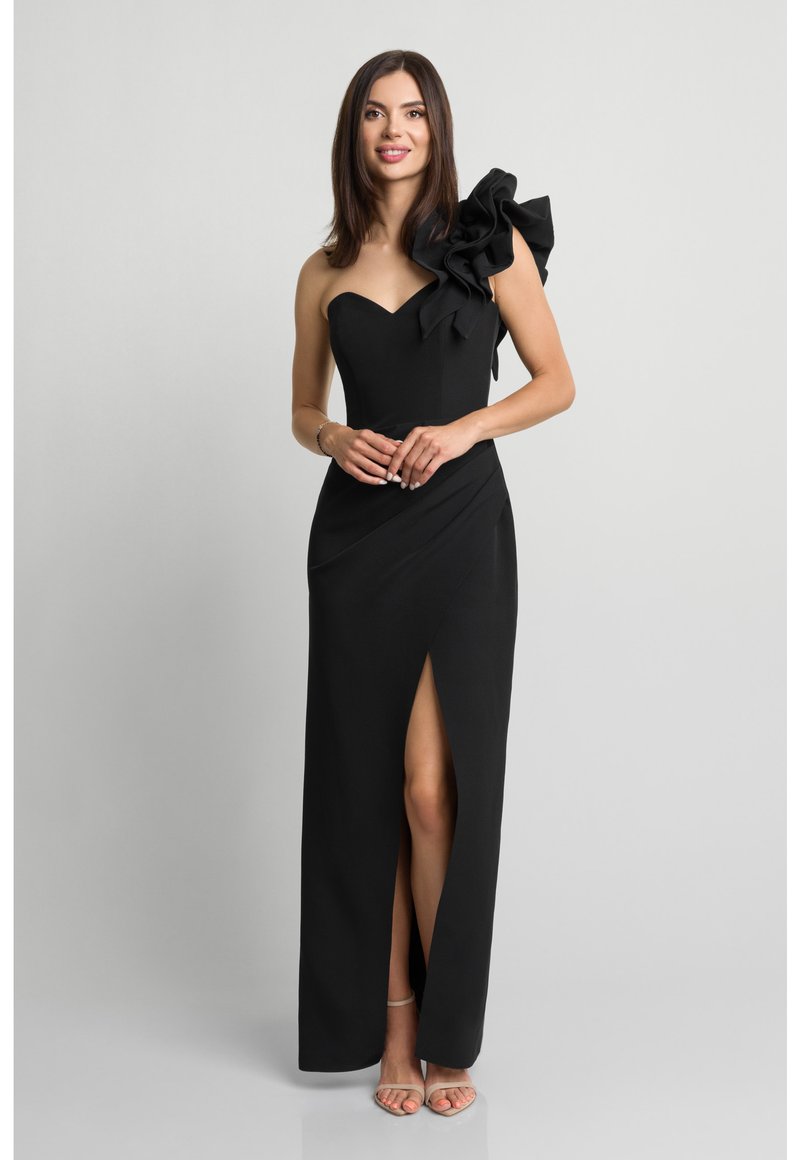 Czarna wieczorowa suknia z usztywnianym gorsetem, asymetrycznym detalem falbany na jednym ramieniu, rozcięciem do uda oraz gładką teksturą.