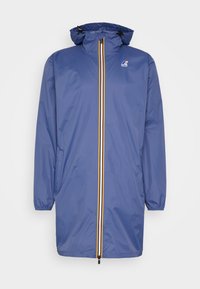 Blå vandtæt jakke lavet af letvægtsmateriale, med en lynlås foran med flerfarvede striber og en justerbar hætte.