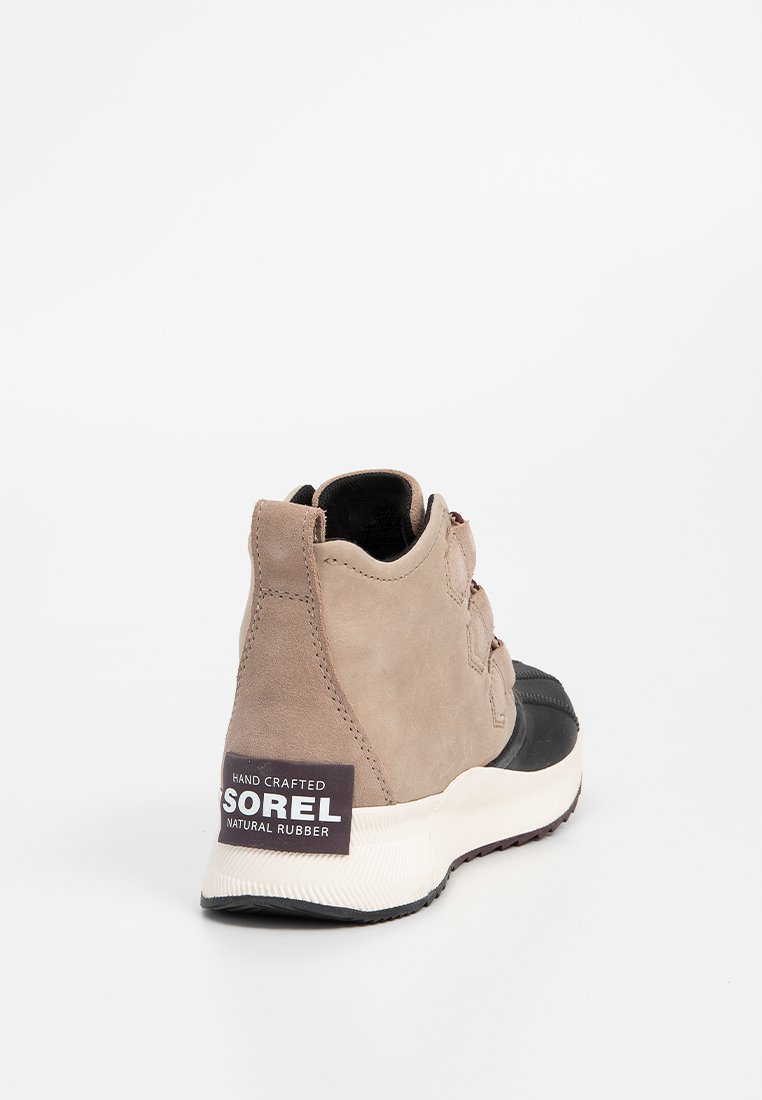 Braune Wildleder-Ankle-Boots mit schwarzen Gummi-Akzenten und weißer Sohle. Verfügt über eine gebrandete Fersenschlaufe und einstellbare Riemen.