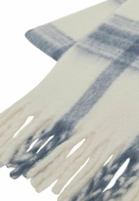 Bufanda de cuadros hecha de tela suave y gruesa en tonos crema y azul, con extremos con flecos y una textura peluda con un diseño degradado.