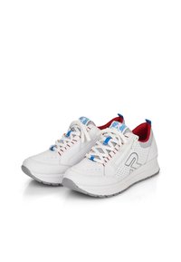 Zapatillas deportivas blancas con detalles en gris, paneles de malla y un interior rojo. Cuentan con cordones azules y rojos, diseño perforado y detalle del logo.