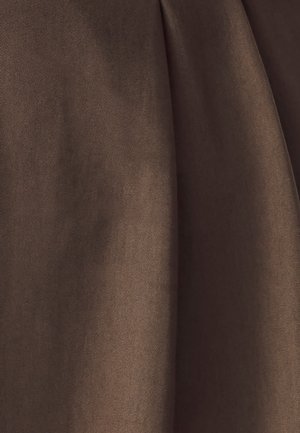 Rjav teksturiran material ima gladko površino z diagonalnimi tkaninskimi vzorci, kar ustvarja bogat videz in občutek. Barva je globoka in enakomerna.