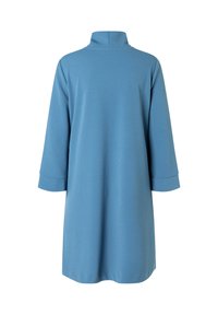 Blaues, knielanges Kleid aus strukturiertem Stoff. Hat einen hohen Kragen, Dreiviertelärmel mit umgeschlagenen Manschetten und eine lockere Silhouette.