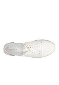 Sneaker bianca in pelle con finitura testurizzata, lacci bianchi piatti e un accento oro metallico sul tallone. Design minimalista con punta arrotondata.