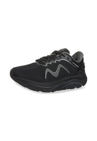 Zapatilla deportiva negra con una parte superior texturizada, diseño en zigzag plateado en contraste, cordones planos y una suela acolchada con un talón redondeado.
