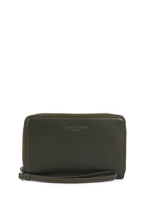 Portefeuille en cuir vert foncé avec bracelet et fermeture éclair, embossé du nom de la marque "Lancaster Paris" sur le devant.