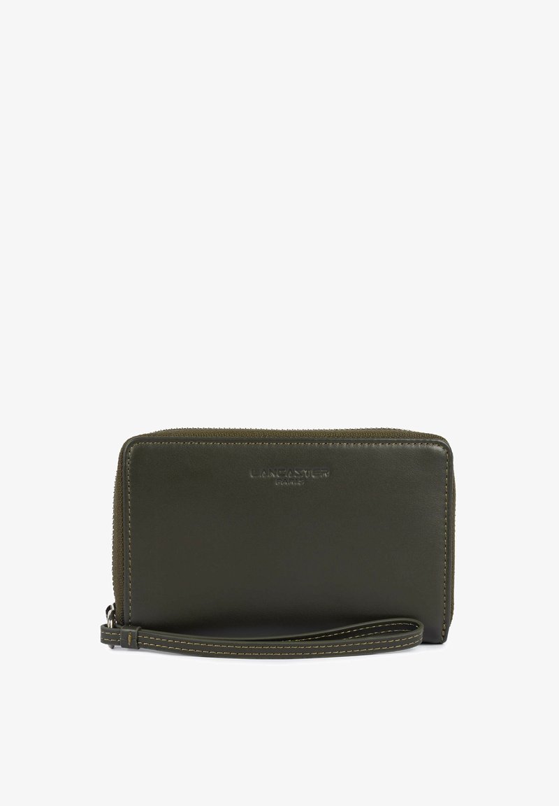 Portefeuille en cuir vert foncé avec bracelet et fermeture éclair, embossé du nom de la marque "Lancaster Paris" sur le devant.