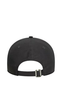 Schwarze Kappe mit gebogenem Schild, aus Stoff gefertigt. Verfügt über eine verstellbare Strapback und ein genähtes Lüftungsloch auf der Rückseite.
