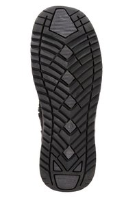 Gumová podrážka obuvi s hlubokými vzory, zahrnující zigzagové a diamantové tvary. Barva převážně černá s texturovanými oblastmi pro lepší úchop.