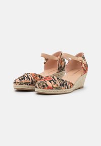 Sandalias de cuña con un estampado floral en naranja y negro, parte superior de tela y tacón envuelto en yute natural. Detalle de correa ajustable en el tobillo.