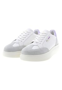 Vita lädersneakers med grå mockadetaljer, rund tå, vadderad sula och lila detaljer vid hälen och sidan för kontrast.