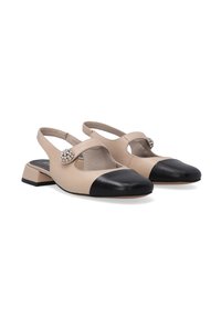 Bežové a černé kožené slingback boty s kulatou špičkou, středně vysokým blokovým podpatkem a dekoračním drahým kamenem na pásku.