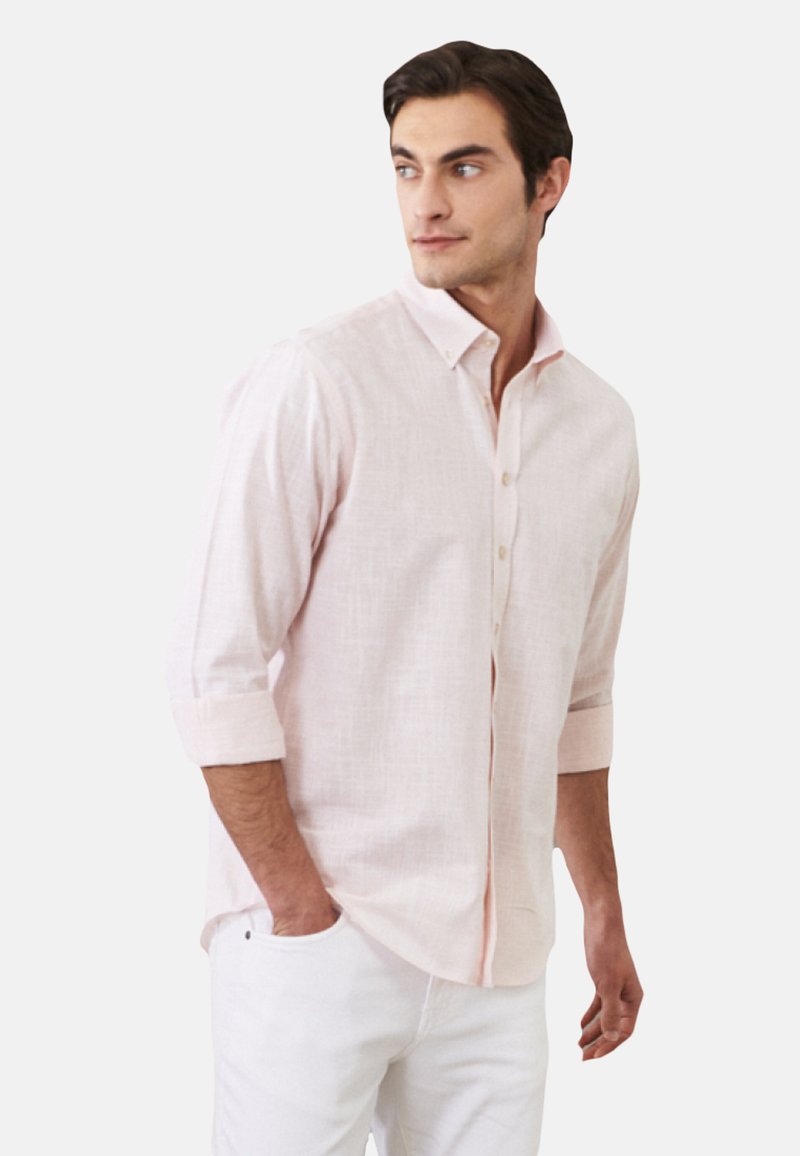 Introducir 72+ imagen outfit camisa salmon hombre Abzlocal.mx