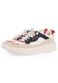 Zapatillas de cuero y gamuza, con una combinación de colores beige, azul marino y rojo, una suela blanca texturizada y el texto "QUE TENGAS UN BUEN DÍA".