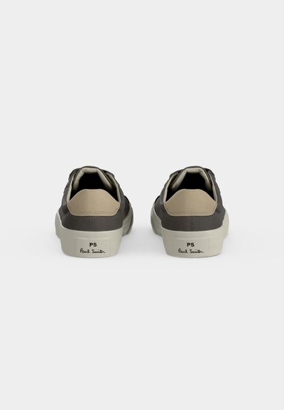 Paire de baskets basses gris et beige avec semelles blanches, vues de dos, portant le logo "PS Paul Smith" au talon.