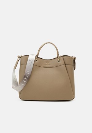 Beżowa skórzana torebka z dwoma górnymi uchwytami i odpinanym białym paskiem na ramię z nadrukiem "Armani Exchange".