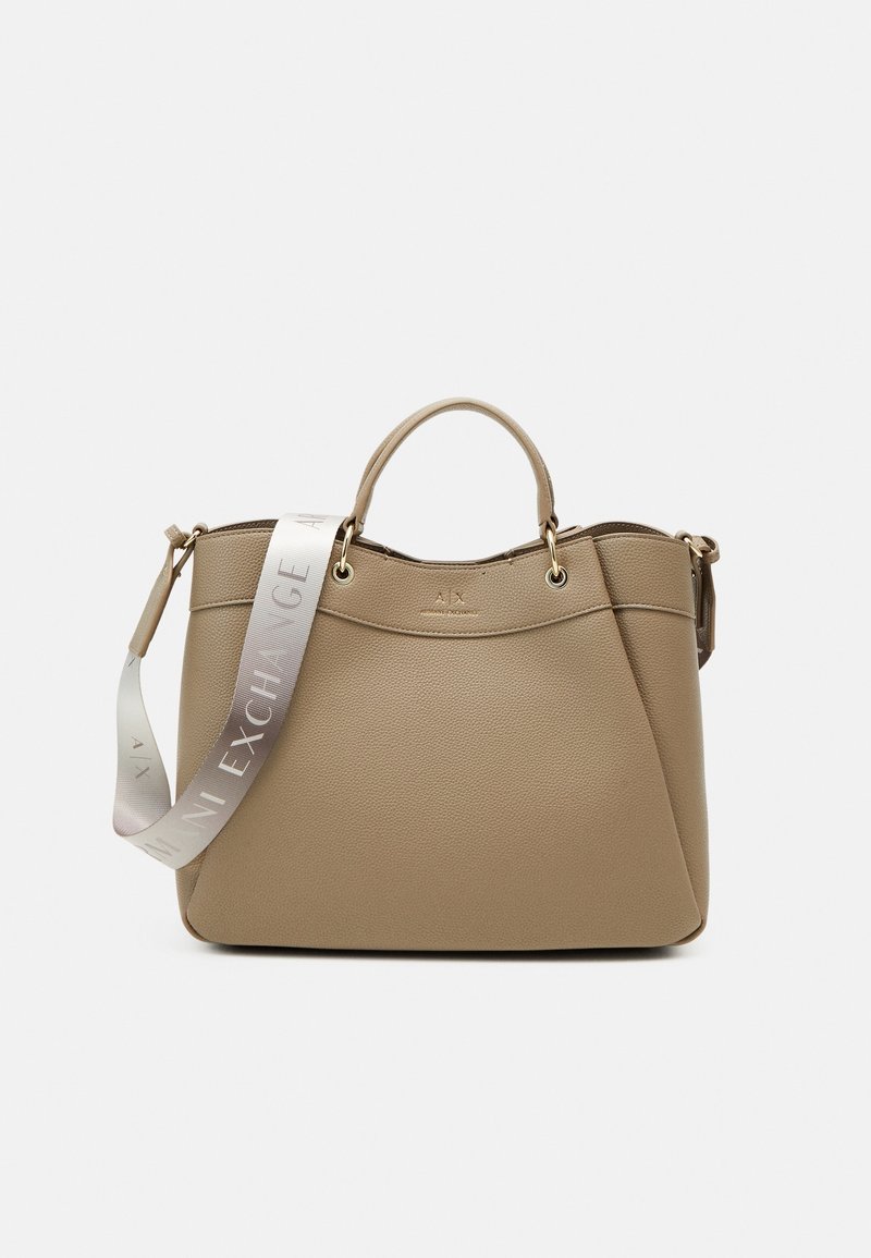 Sac à main en cuir beige avec deux poignées supérieures et une bandoulière blanche amovible imprimée du texte « Armani Exchange ».