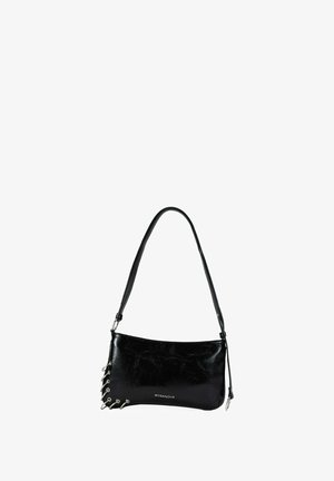 Bolso de hombro de cuero negro con detalle de cordones con ojales plateados en un lado y logotipo "BOSANOVA" en el frente.