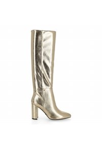 Wysoki, metaliczny złoty skórzany but na słupku z okrągłym noskiem, sięgający tuż poniżej kolana.