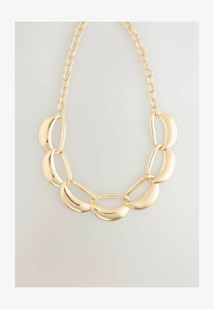 Collana in oro massiccio con grandi maglie curve a forma di mezza luna collegate da anelli ovali allungati su uno sfondo a catena.