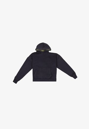 Granatowa bluza z kapturem wykonana z miękkiego materiału, z kieszenią z przodu, kapturem z regulacją oraz ściągaczami na rękawach i dolnym brzegu.