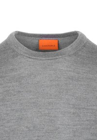 Grijze gebreide trui met een ronde halslijn. Heeft een zichtbare oranje "Suitable" label bij de hals. De textuur is glad met een fijn patroon.