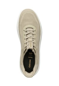 Sneaker in rete beige con superficie testurizzata. Presenta una punta arrotondata, chiusura con lacci e una suola in gomma bianca. Il marchio è visibile sulla linguetta.