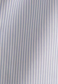 Tessuto a righe azzurro chiaro e bianco, con una texture liscia, caratterizzato da righe verticali uniformemente distanziate. Il materiale sembra tessuto e morbido.