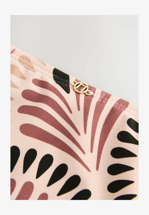 Tissu à motifs dans des teintes pastel de rose, bordeaux et noir ; présente un accent décoratif en or avec un design circulaire près de la couture.