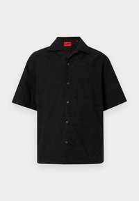 Μαύρο πουκάμισο με κοντά μανίκια και κουμπιά, με διακριτική κεντητή ανθολογία και κόκκινη ετικέτα HUGO μέσα στον γιακά.