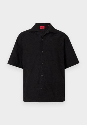 Μαύρο πουκάμισο με κοντά μανίκια και κουμπιά, με διακριτική κεντητή ανθολογία και κόκκινη ετικέτα HUGO μέσα στον γιακά.