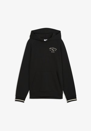 Sweat à capuche noir Puma avec poche kangourou à l'avant, logo blanc de la marque et texte sur la poitrine gauche, et poignets rayés aux manches.