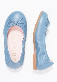 Blaue Leder-Ballerinas mit einer runden Spitze und einer dekorativen Schleife oben, ausgestattet mit einer hellrosa Innensohle und einer tanfarbenen Gummisohle.