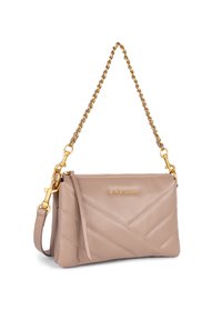 Borsa a tracolla in pelle trapuntata beige con catena dorata e dettaglio con frange. Presenta una chiusura con zip e un logo impresso sulla parte anteriore.