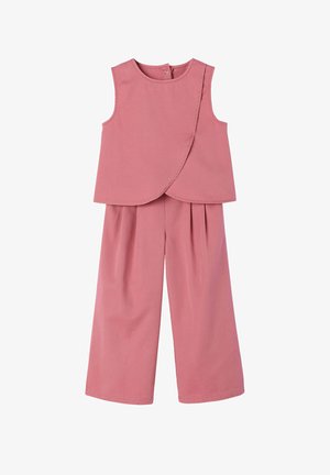 Ärmelloses staubrosa Oberteil mit asymmetrischer Frontklappe und passenden Hosen mit weitem Bein, auf weißem Hintergrund.