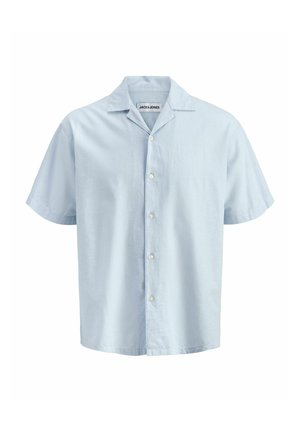 Hellblaues kurzärmeliges Hemd mit durchgehender Knopfleiste, Camp-Kragen und weißen Knöpfen, präsentiert auf einfachem weißem Hintergrund.