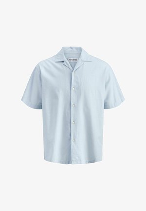 Lys blå kortermet skjorte med knapper og camp-krage, med hvite knapper, vist på en enkel hvit bakgrunn.