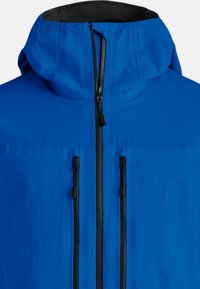 Blaue wasserdichte Jacke mit hohem Kragen, verstellbarem Kapuzen und drei schwarzen Reißverschlusstaschen auf der Vorderseite. Glatte Textur, leichtes Design.