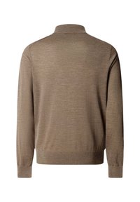 Bruine, languerige pullovertrui met hoge kraag, gemaakt van gemêleerd breimateriaal. Voorzien van geribde manchetten en zoom.